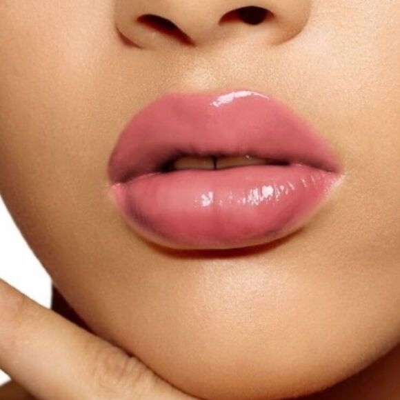 DIOR ADDICT LIP MAXIMIZER
Lip plumping gloss 038 Rose Nude - a sheer nud… - Picture 14 of 16